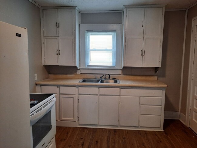 Building Photo - $1195 - 3 bedroom/ 2 bathroom plus bonus r...