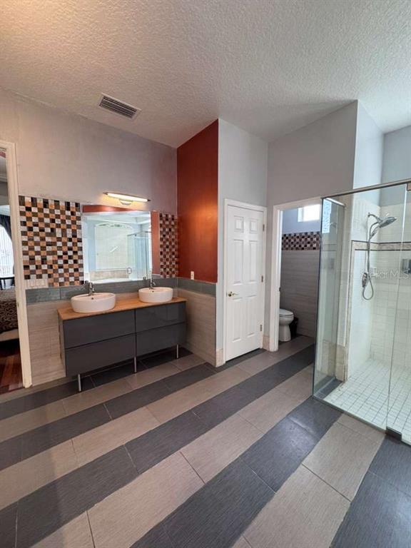 Building Photo - 7600 Debeaubien Dr