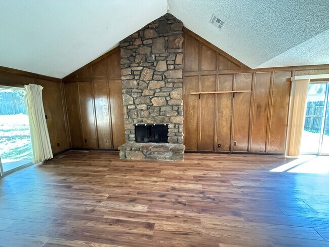 Building Photo - Vaulted Ceilings, Large Great Room! 3 bedr...
