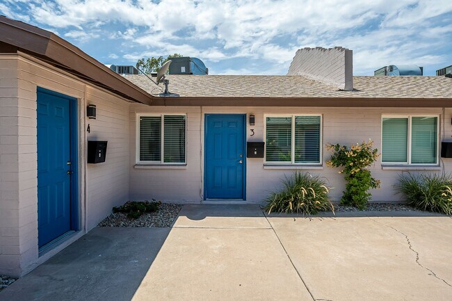 Building Photo - Fully remodeled Casita style apartment hom...