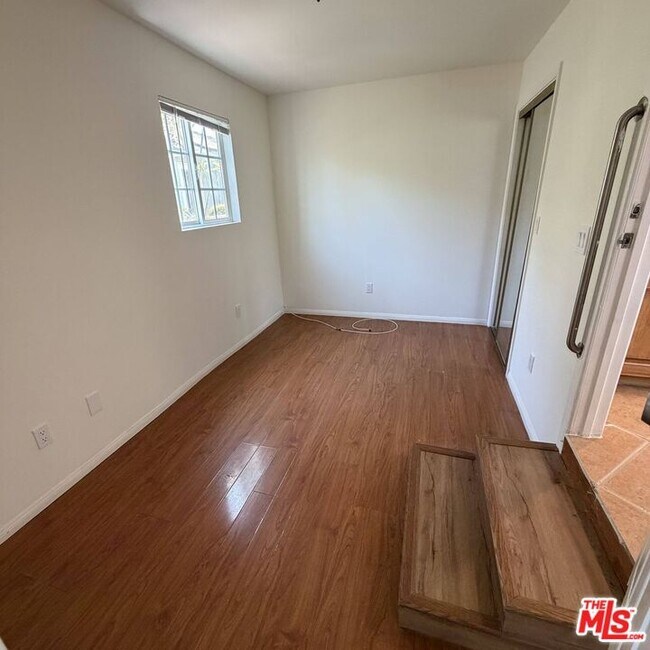 Building Photo - 1104 N Frederic St