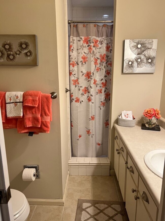 Building Photo - Walk to the beach from this 2BR FURNISHED ...