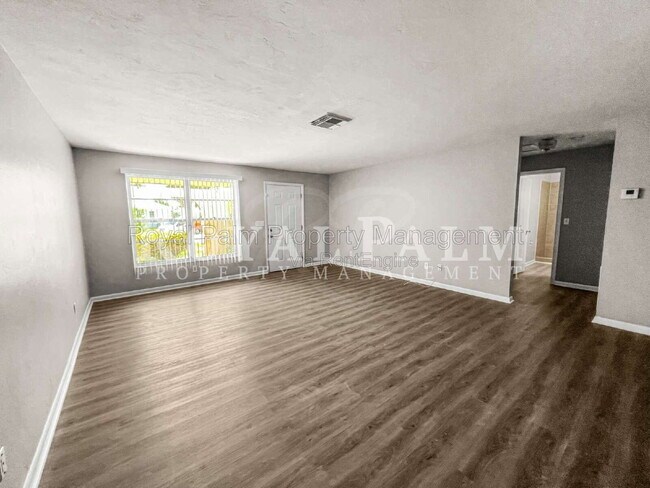 Building Photo - 4511 SE 5th Pl