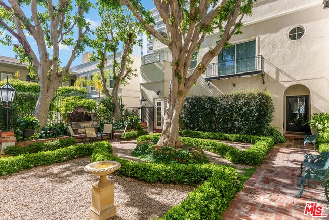 Building Photo - 1014 N Doheny Dr