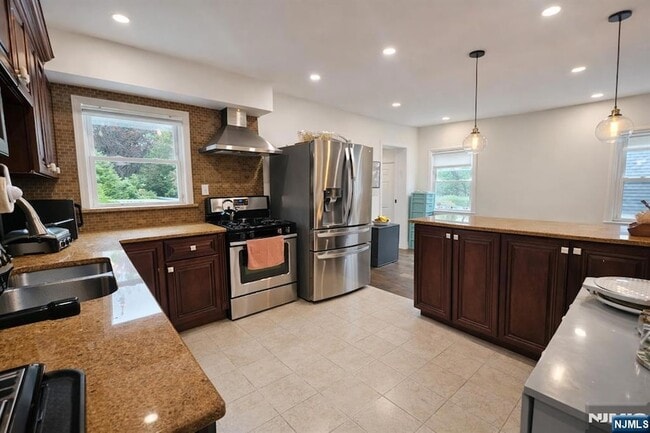 Building Photo - 103 E Cedar Ln