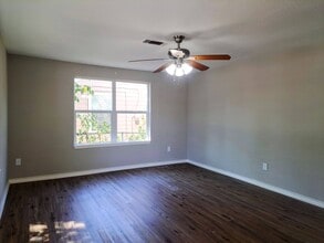 Building Photo - 4 bedroom, 2 bath home, Handicap accessible