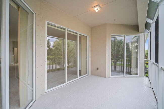 Building Photo - Beautiful Townhome in Laguna lakes 3 bedro...