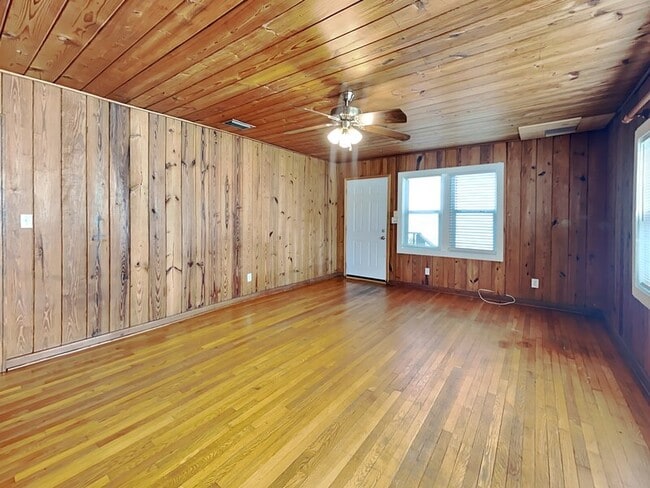 Building Photo - 1740 N Shore Terrace