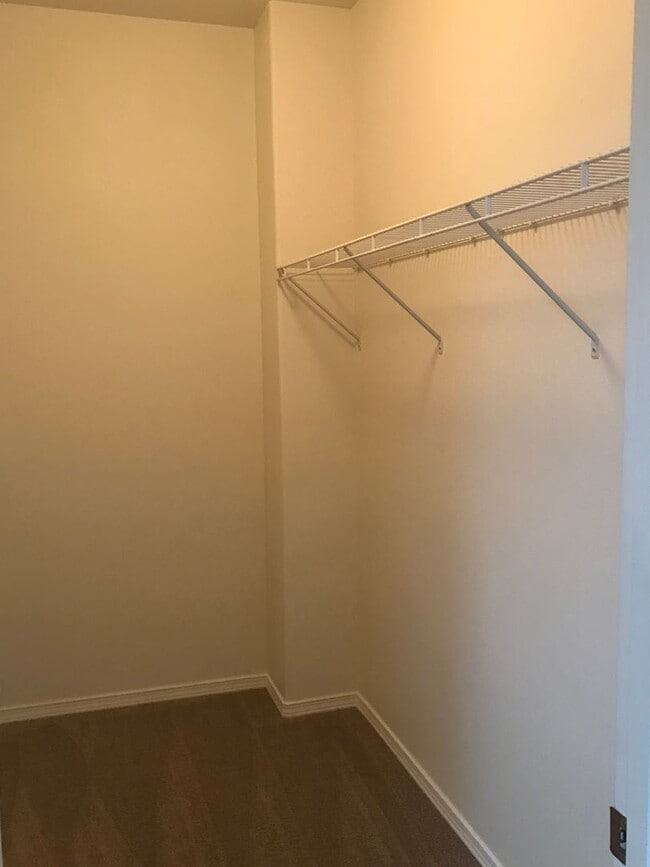 Building Photo - 4 Bed 3 Bath Gated Townhome Near Maplewood Golf