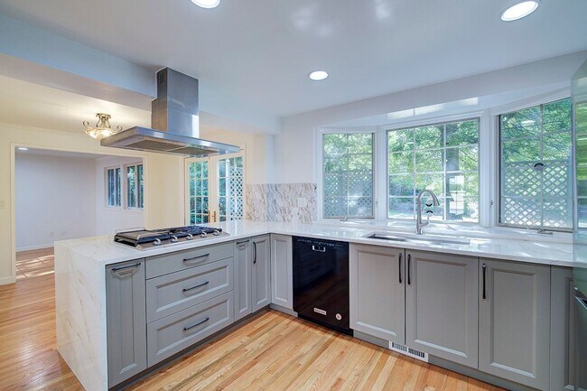 Building Photo - 4Bd/2.5Ba Mercer Island House