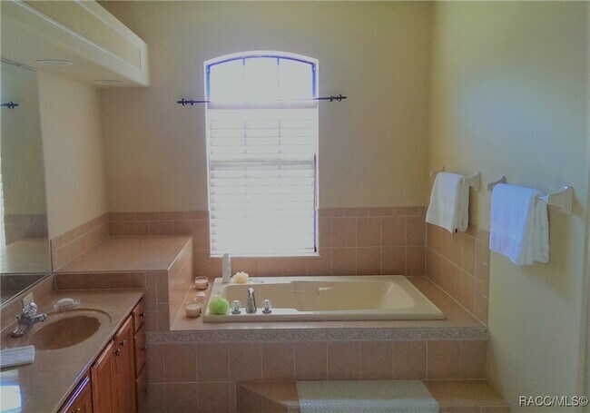 Building Photo - 38 Linder Dr