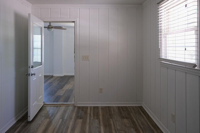 Building Photo - Charming 3/1.5 ranch style house!