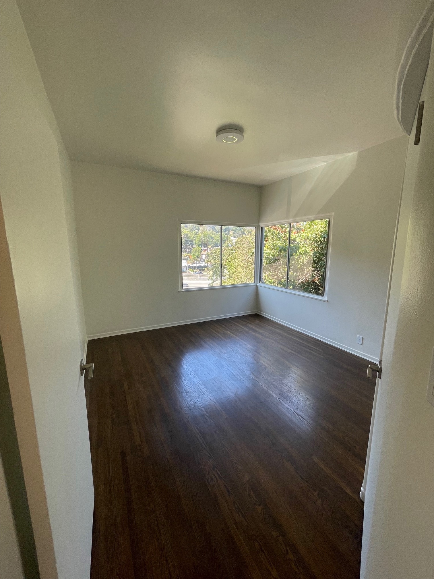 Building Photo - 3043 Hollycrest Dr