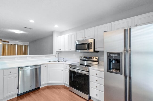Building Photo - Charming 2-Bedroom Townhome in Prime Locat...