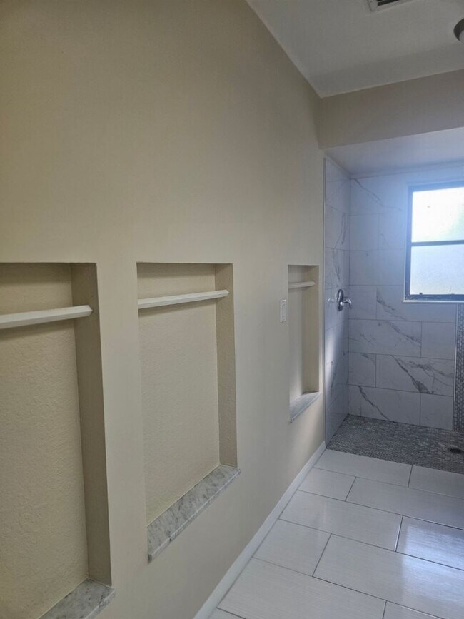 Building Photo - Port Charlotte home