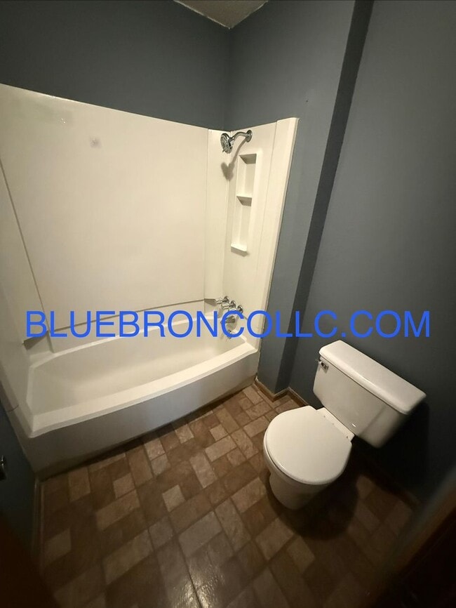 Building Photo - Spacious 3 bedroom with a great layout