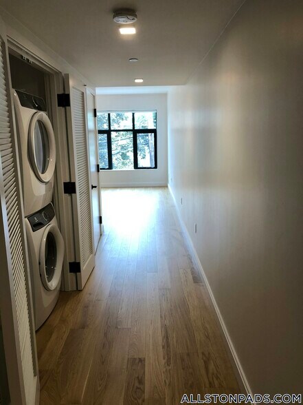 Building Photo - 83 Gardner St