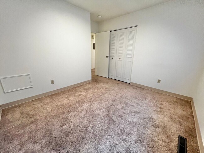 Building Photo - 3 bed, 1 bath Duplex in West Fort Collins