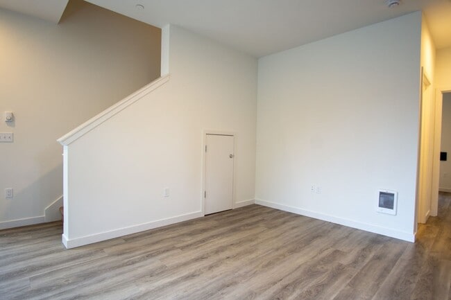 Building Photo - GET $300 + ONE MONTH FREE!! Rare 3 Bed, 2 ...