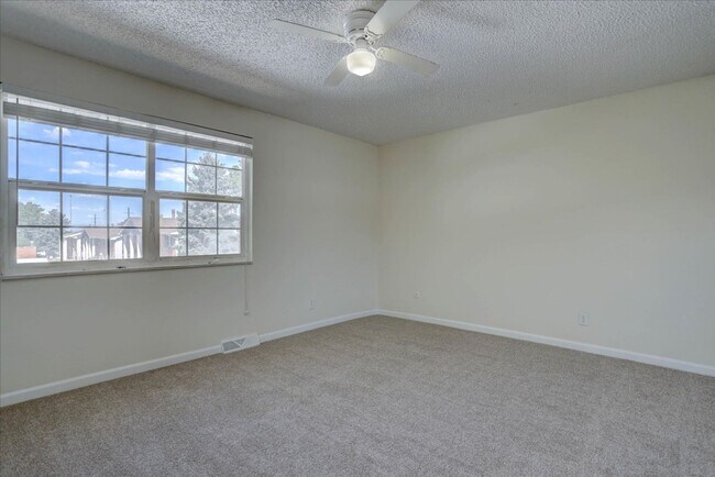 Building Photo - 2+ bedrooms 2.5 bathrooms