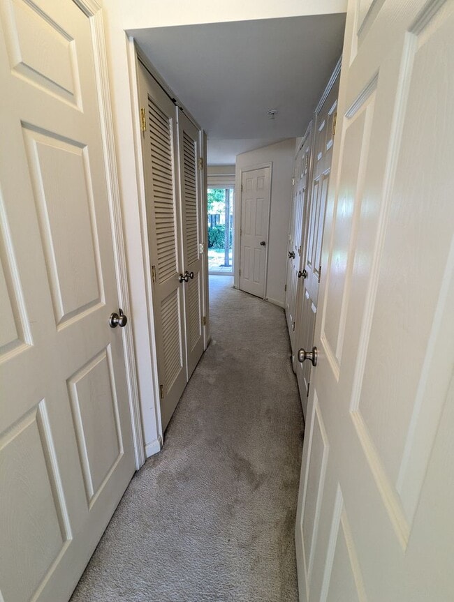 Building Photo - 3 Level End Unit townhouse available mid O...