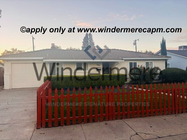 Primary Photo - Charming 3 Bedroom Home with Bonus Room & ...