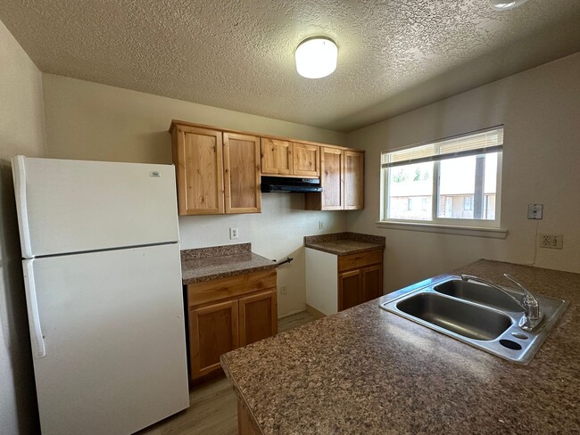 Building Photo - Two Bedroom, One Bathroom Apartment available for rent in Bloomfield