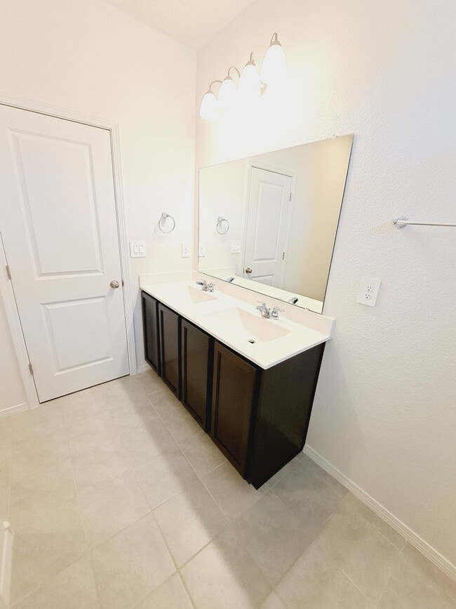 Building Photo - 3 bed 2 bath home in Huning Ranch! Move in Special!