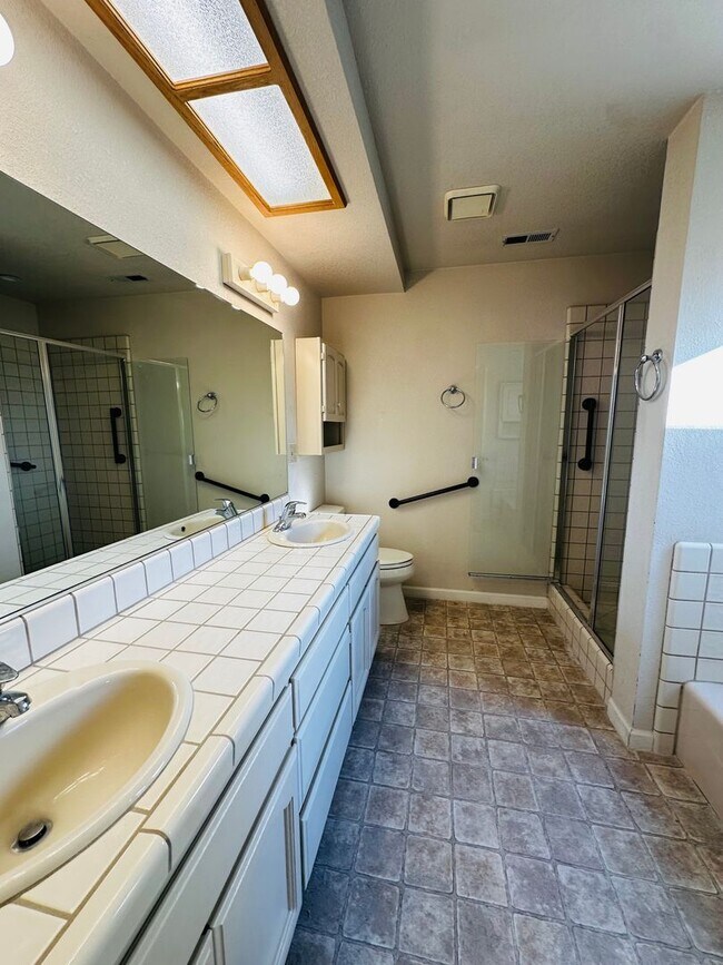 Building Photo - Beautiful Home