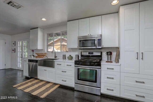 Building Photo - 1428 S Oakley Pl