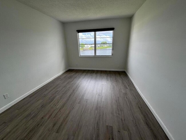 Building Photo - 1112 Lake Terrace