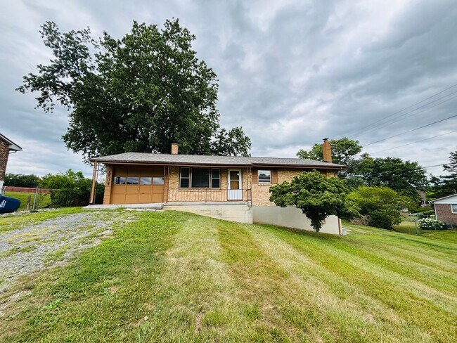 Building Photo - 1504 Thomas Ln