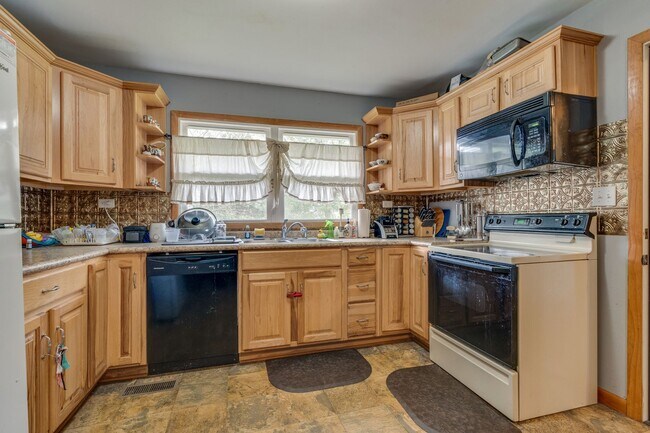 Building Photo - Charming Kingsport Home with Expansive Bas...