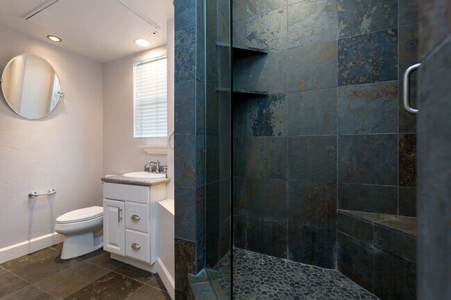 Building Photo - Stunning 4 Level Condo in Little Italy