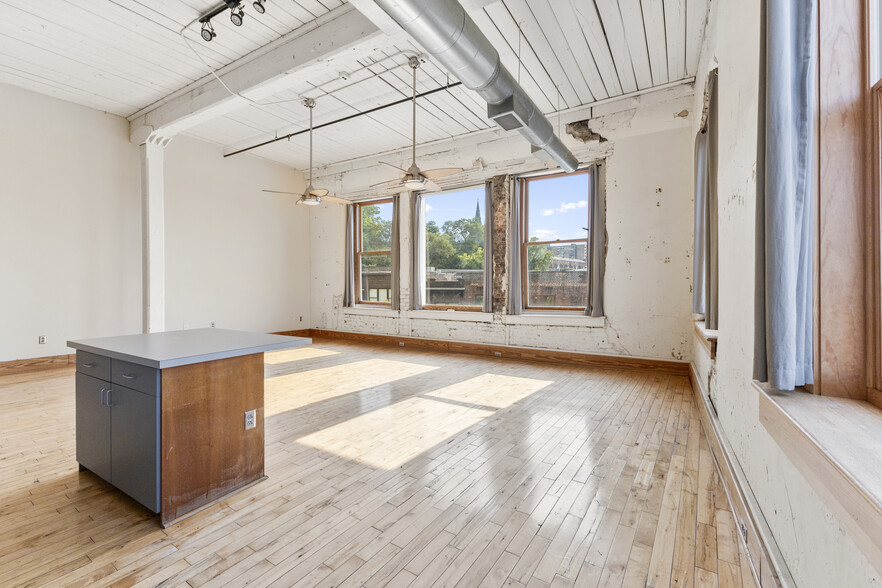 Primary Photo - Emporium Lofts
