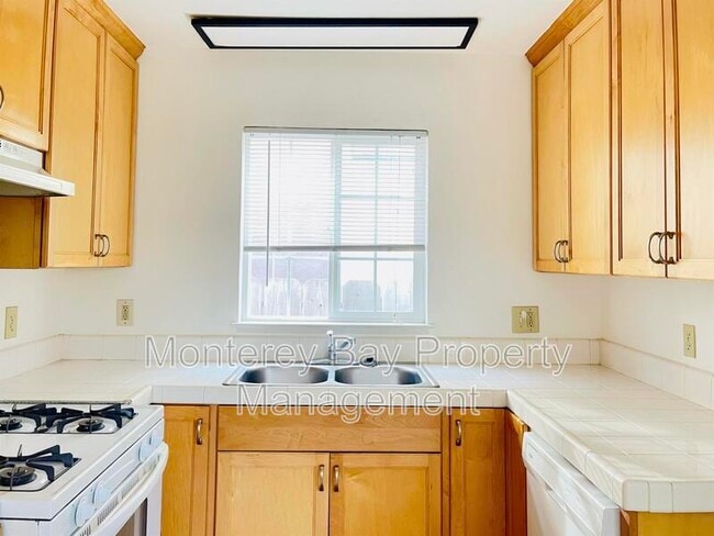 Building Photo - 1012 Munras Ave