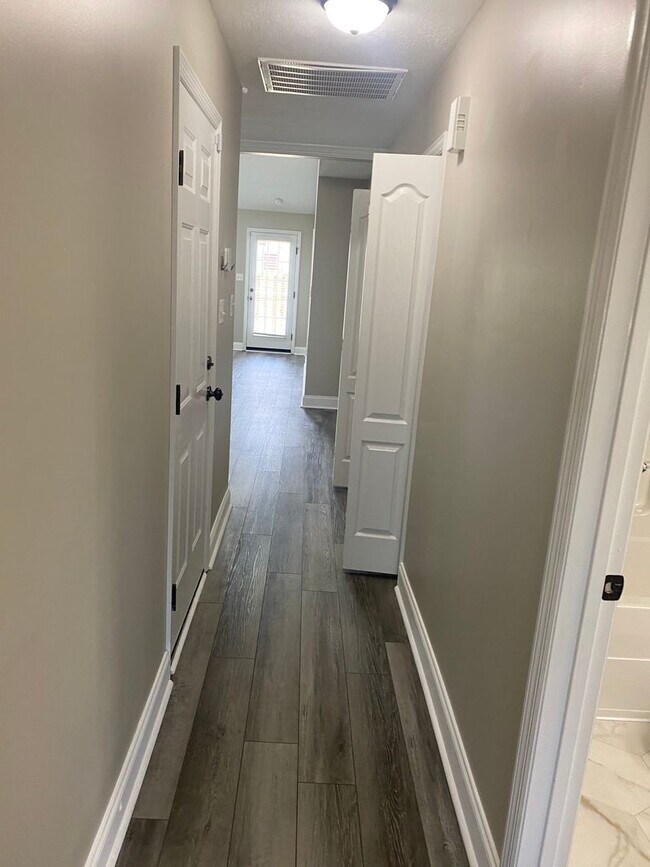 Building Photo - 844 Bryan Cir