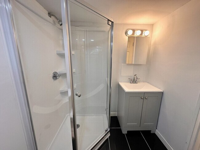 Building Photo - 474 E 7th St