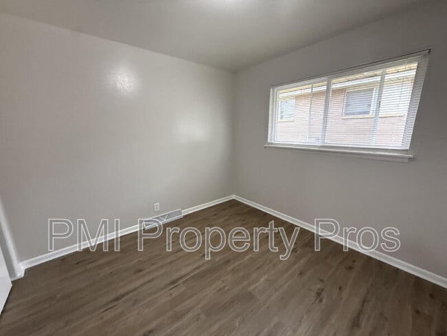 Building Photo - 7701 W Hampton Ave