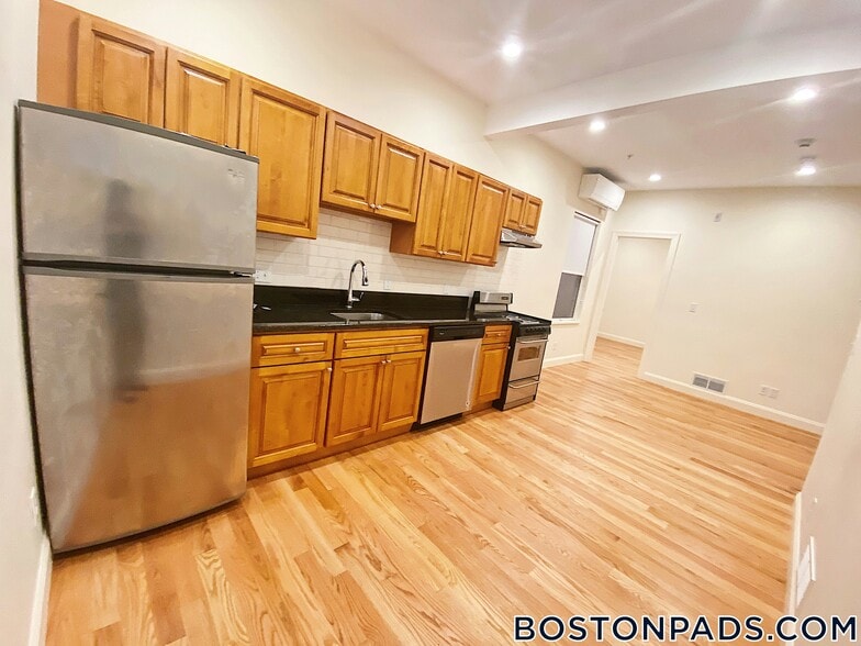 Building Photo - 379 Harvard St