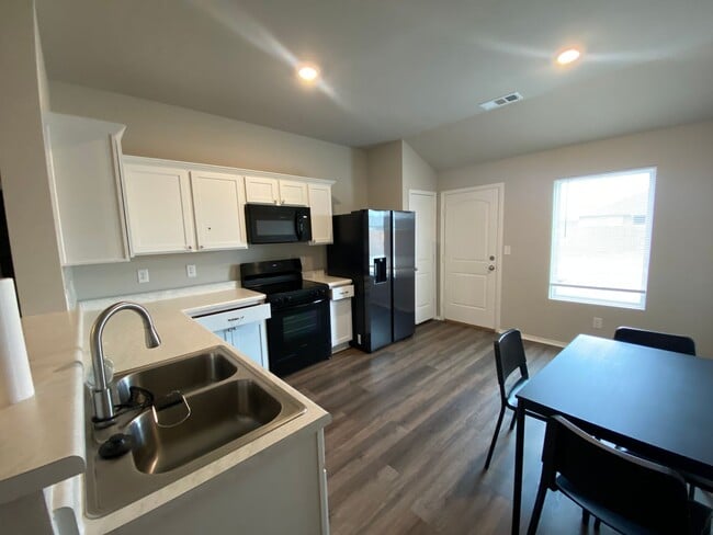 Building Photo - Newer 4bedroom home in Brookland School District!