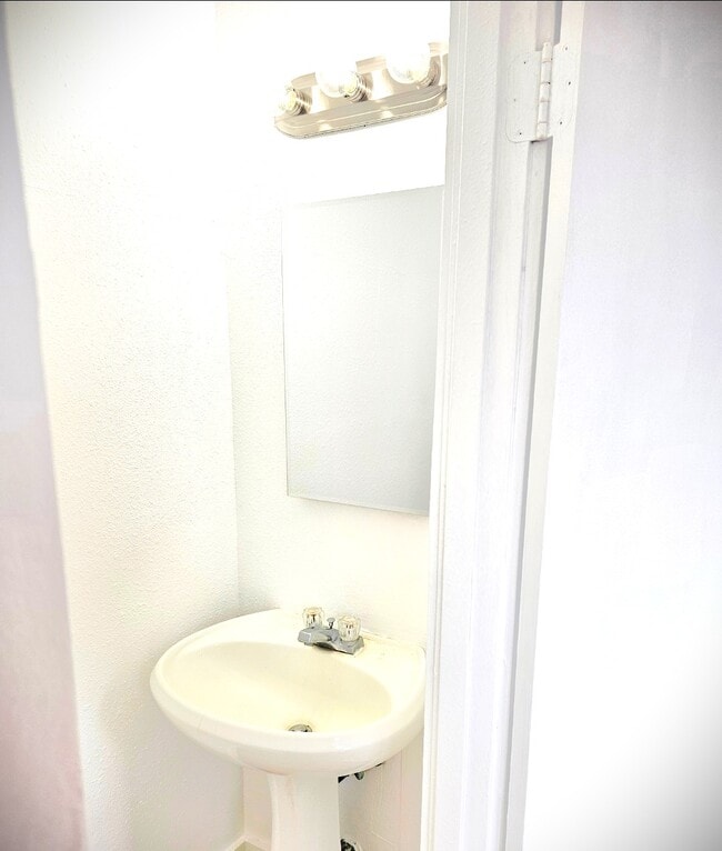 Building Photo - 56-344-344 Huehu St