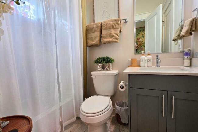 Building Photo - 5342 Donovan Gdns Ln