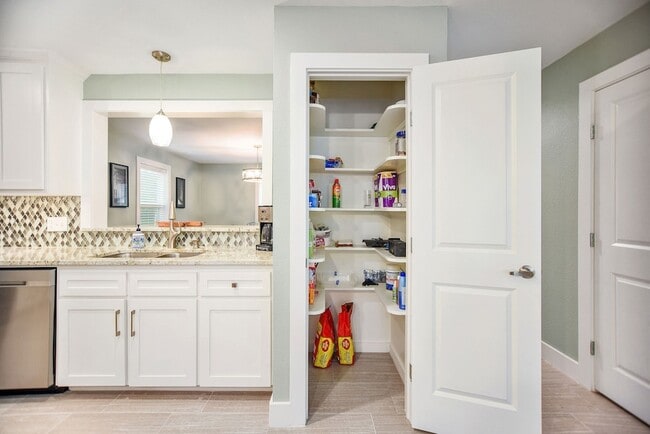 Building Photo - 8 Las Brisas Pl