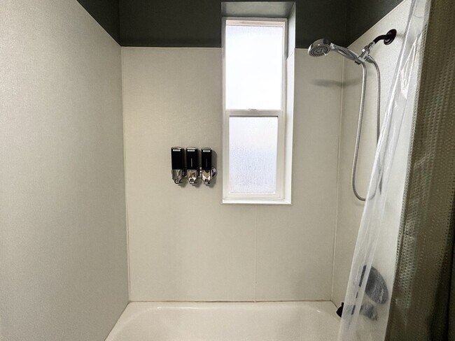 Building Photo - 608 Park St.