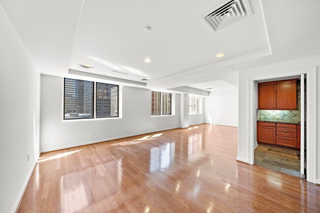 Building Photo - 914 Main St