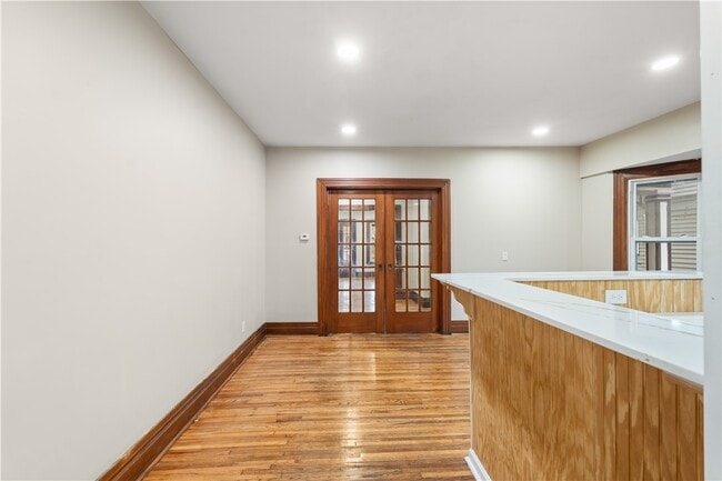 Building Photo - 483 Alexander St