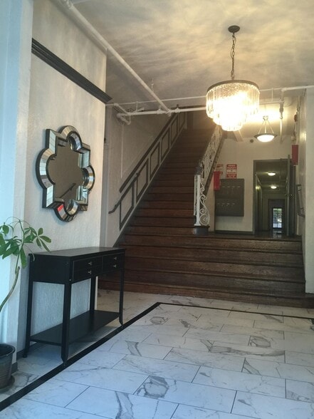Building Photo - St. Andrews Manor Apartments...Charming Apartments...1920's Classic Brick..Newly Remodeled Building!