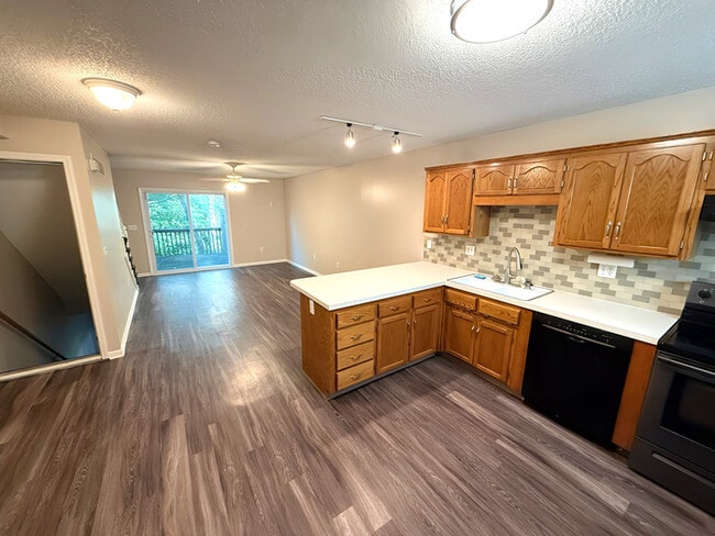 Building Photo - 2 Bed, 1.5 Bath Renovated Townhome!