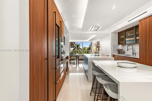 Building Photo - 2627 S Bayshore Dr